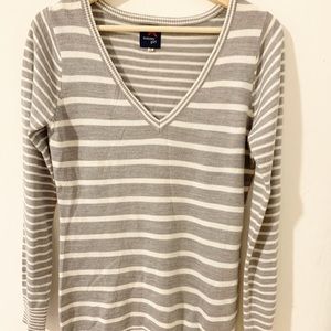 Tommy Girl Sweater V Neck in Gray and White Medium